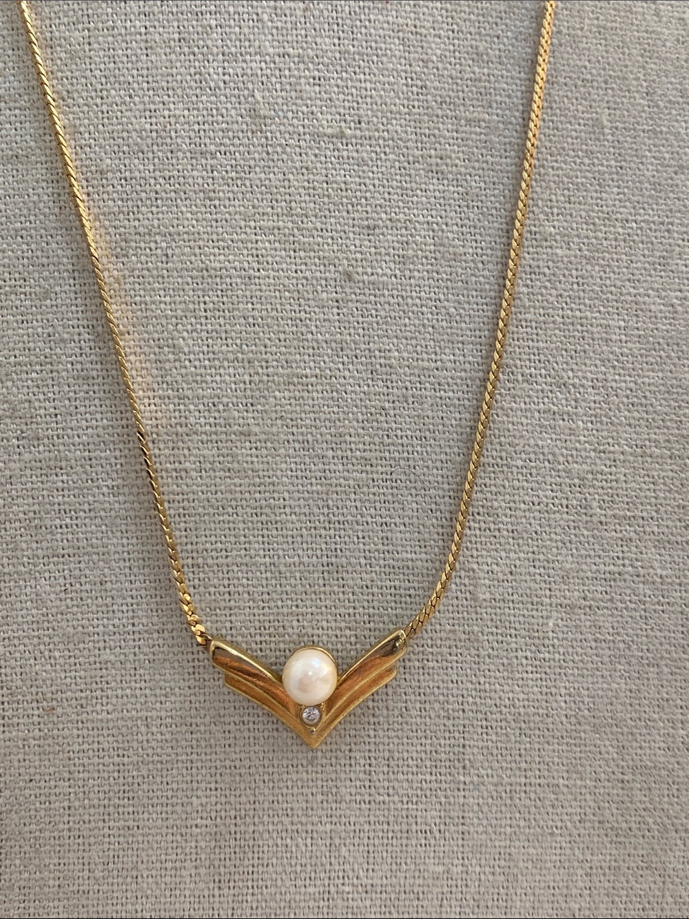 Avon Gold Pearl V-Shaped Pendant Necklace